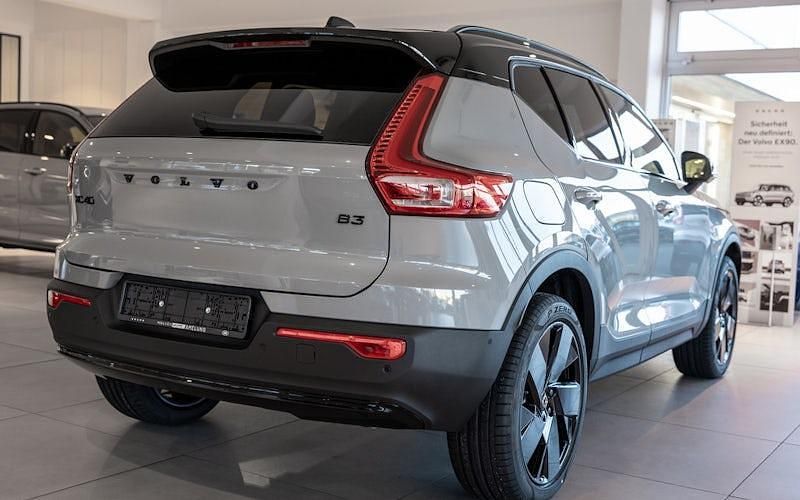 Neu Volvo XC40 Plus 163 PS (119 kW) 2026 Grau SUV