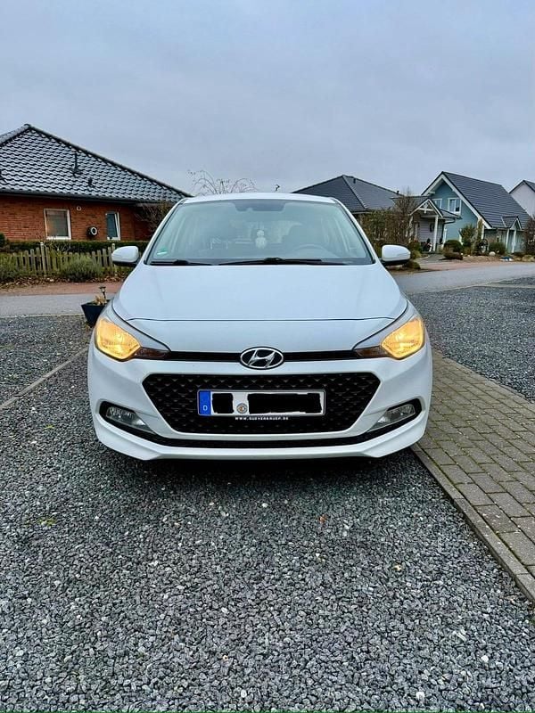 Gebraucht Hyundai i20 85 PS (62 kW) 2015 Weiß Kleinwagen