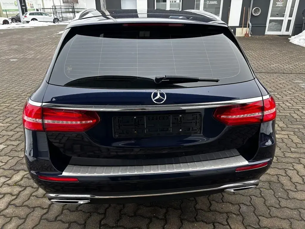 Gebraucht Mercedes E220 194 PS (142 kW) 2016 Blau Limousine