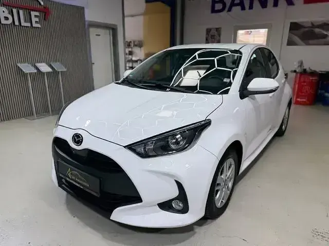 Używany Mazda 2 92 KM (67 kW) 2022 Biały Sedan/Limuzyna