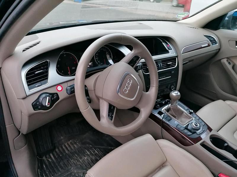 Blau Gebraucht 2011 Audi A4 Kombi | 8.250 € (Guter Preis) - Bild 1/4