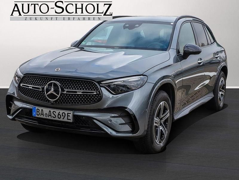 Grau Gebraucht 2023 Mercedes GLC300e AMG SUV | 62.366 € - Bild 1/4