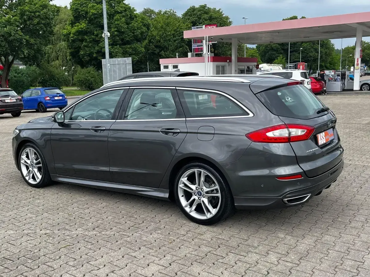 Gebraucht Ford Mondeo Titanium 179 PS (131 kW) 2015 Grau Kombi