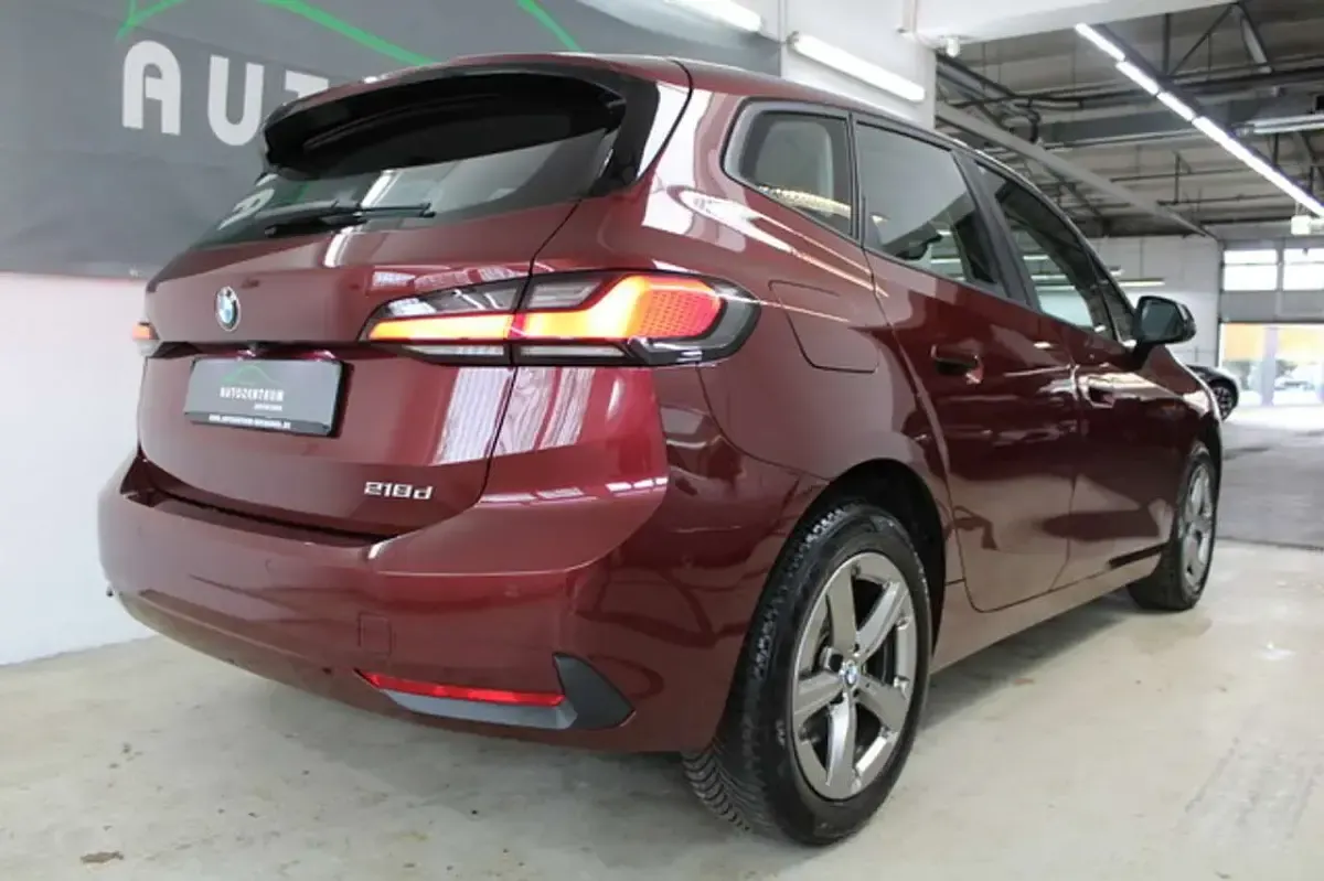 Gebraucht BMW 218 Active Tourer 150 PS (110 kW) 2023 Piemont rot metallic Van / Kleinbus