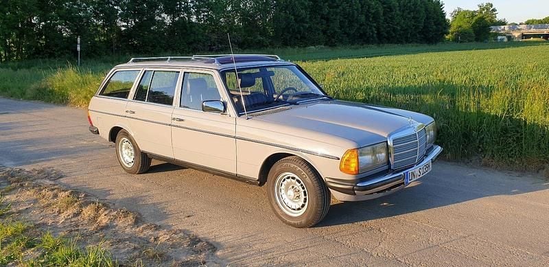 Grau Gebraucht 1982 Mercedes 240 Kombi | 12.500 € - Bild 1/4