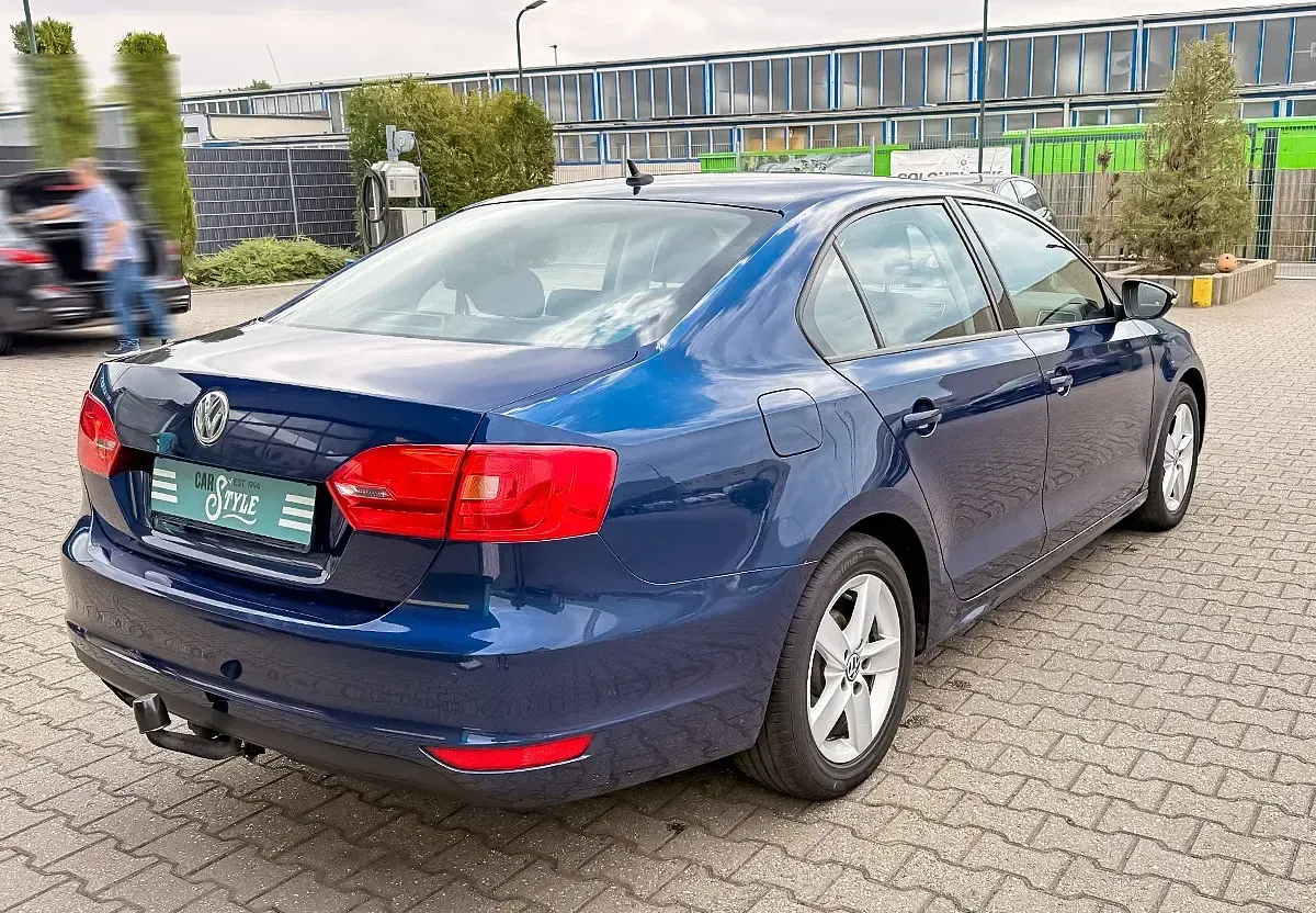 Gebraucht VW Jetta Comfortline 140 PS (102 kW) 2014 Blau metallic Limousine