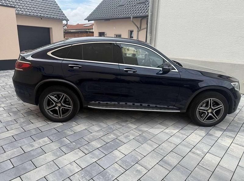 Gebraucht Mercedes GLC300e AMG 320 PS (235 kW) 2020 Blau Coupé
