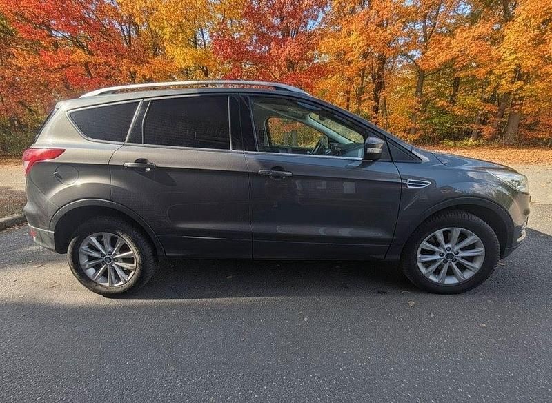 Gebraucht Ford Kuga Titanium 182 PS (133 kW) 2016 Grau SUV