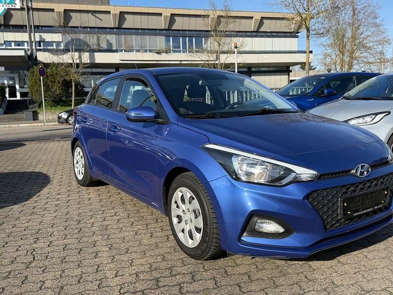 Gebraucht Hyundai i20 Select 75 PS (55 kW) 2019 Blau Kleinwagen