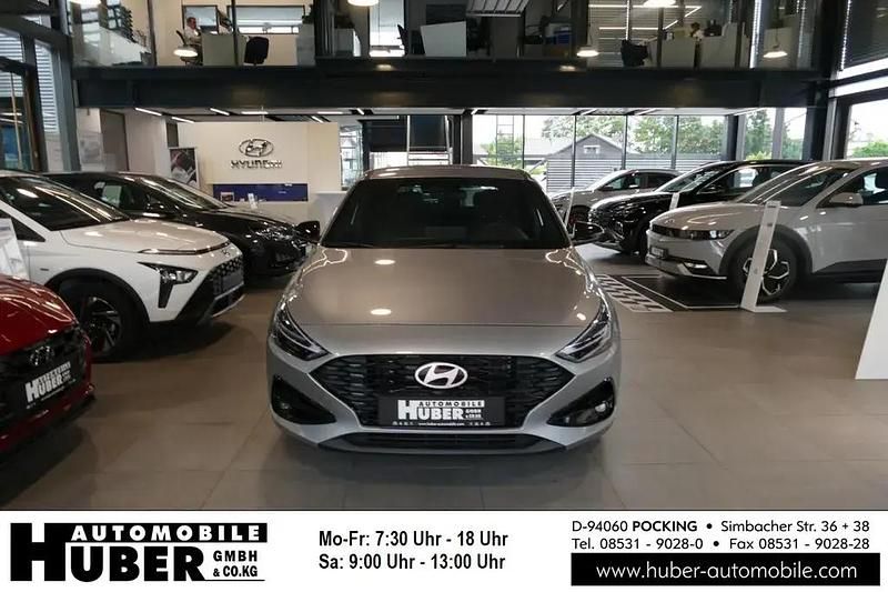 Silber metallic Gebraucht 2024 Hyundai i30 Advantage Limousine | 25.990 € (Teuer) - Bild 1/4