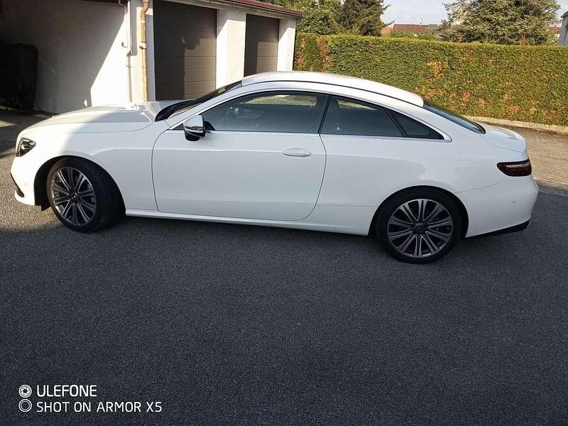 Weiß Gebraucht 2021 Mercedes E200 Coupé | 33.500 € - Bild 1/4