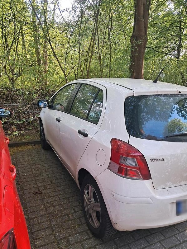 Gebraucht Toyota Yaris 69 PS (50 kW) 2010 Weiß Kleinwagen