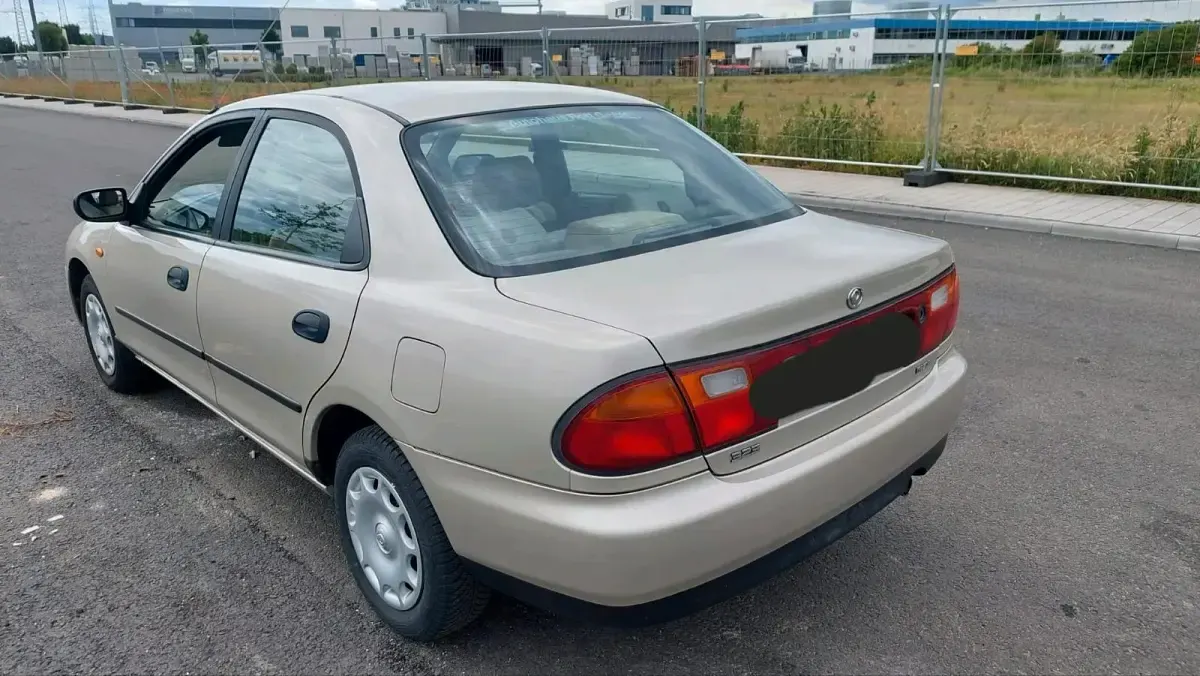 Gebraucht Mazda 323 Comfort 88 PS (64 kW) 1996 Beige Limousine