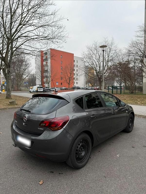 Gebraucht Opel Astra 140 PS (102 kW) 2012 Grau Limousine