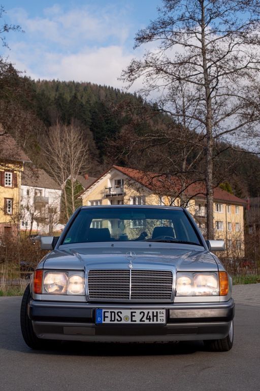 Silber Gebraucht 1991 Mercedes 230 Limousine | 6.100 € - Bild 1/4