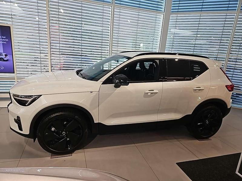 Gebraucht Volvo XC40 Plus 163 PS (119 kW) 2025 Crystal white / metallic SUV