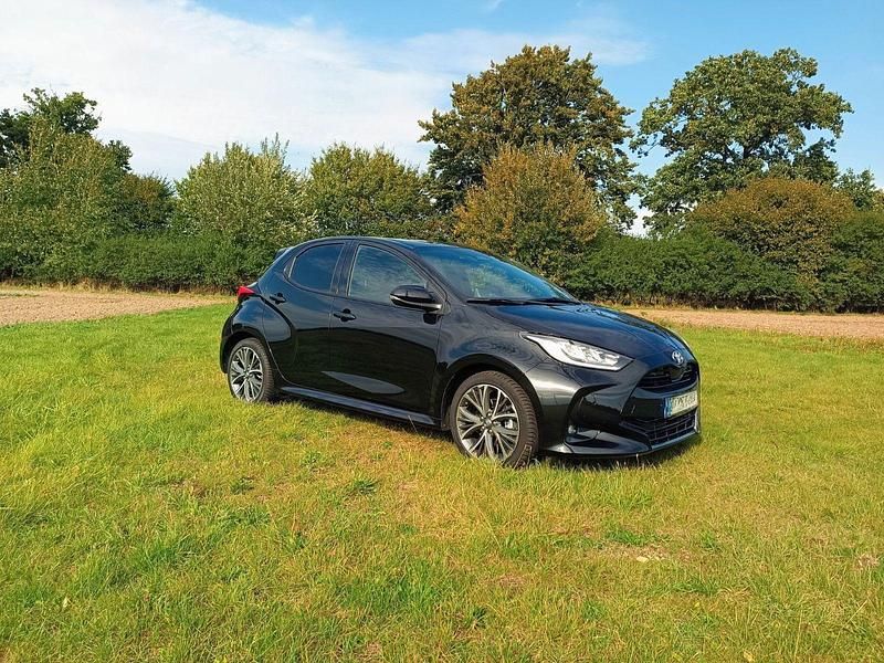 Schwarz Gebraucht 2024 Toyota Yaris Hybrid Limousine | 22.999 € (Superpreis) - Bild 1/4