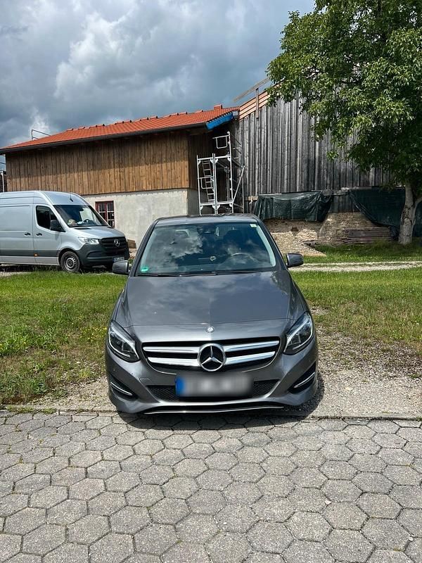 Silber Gebraucht 2016 Mercedes B200 Van / Kleinbus | 15.500 € (Fairer Preis) - Bild 1/4