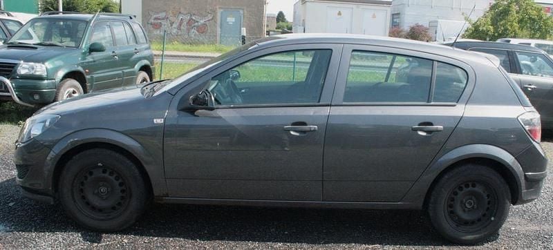 Grau Gebraucht 2009 Opel Astra Basis Limousine | 950 € (Superpreis) - Bild 1/4