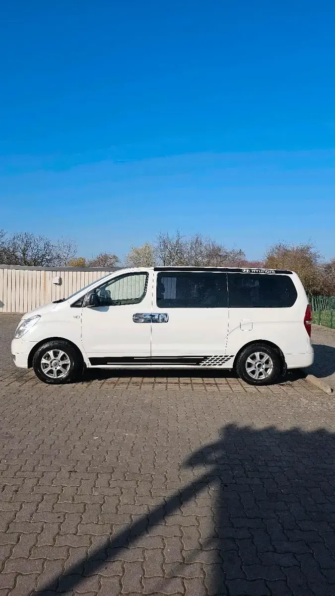 Gebraucht Hyundai H-1 170 PS (125 kW) 2011 Weiß Van / Kleinbus