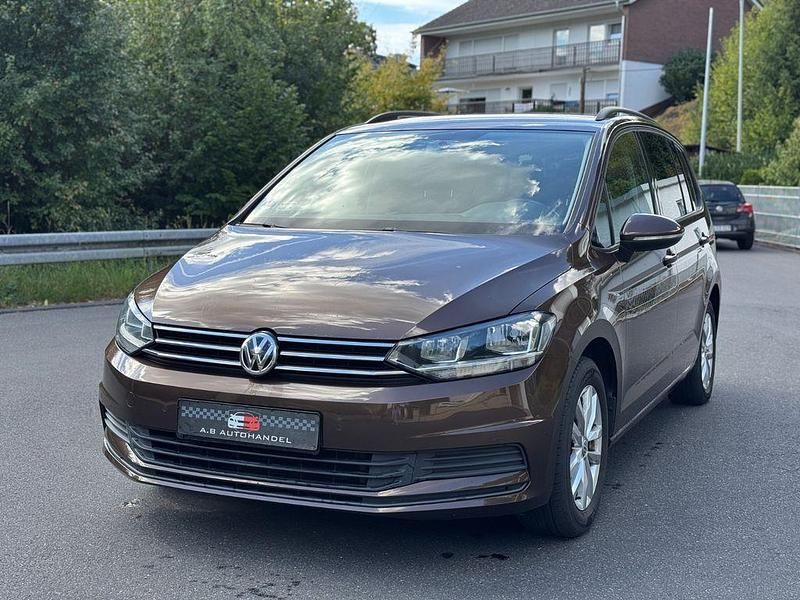 Braun Gebraucht 2015 VW Touran Comfortline Van / Kleinbus | 13.990 € (Guter Preis) - Bild 1/4