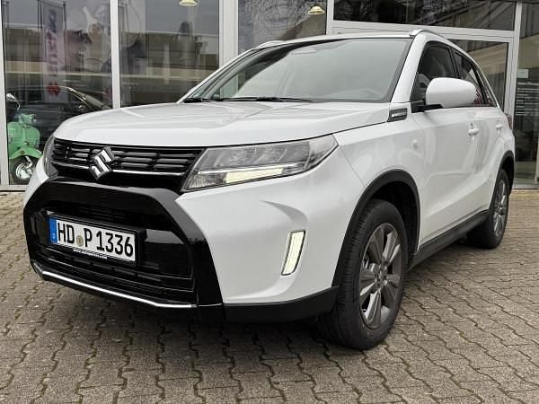 Weiß (cool white pearl metallic) Neu 2025 Suzuki Vitara Comfort SUV | 25.190 € (Guter Preis) - Bild 1/4