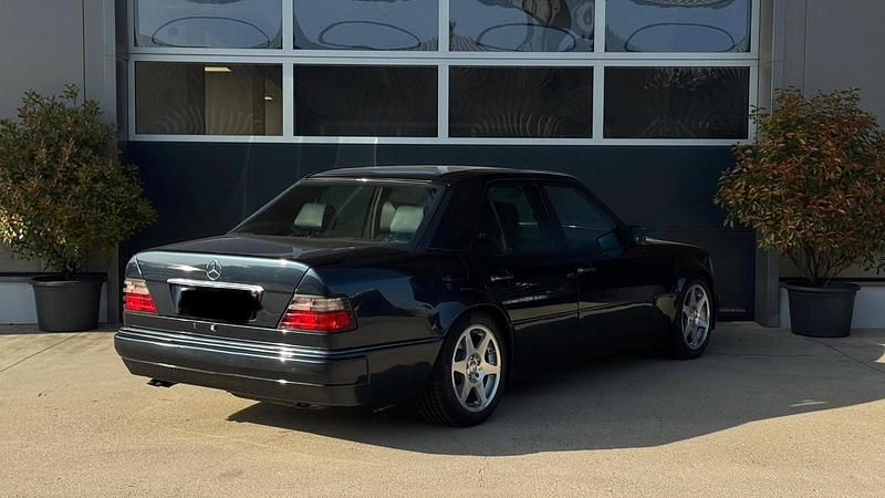 Gebraucht Mercedes E500 320 PS (235 kW) 1994 Schwarz Limousine