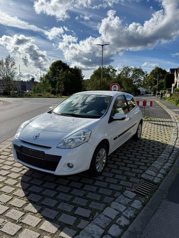 Weiß Gebraucht 2010 Renault Clio II Kleinwagen | 2.199 € (Fairer Preis) - Bild 1/4