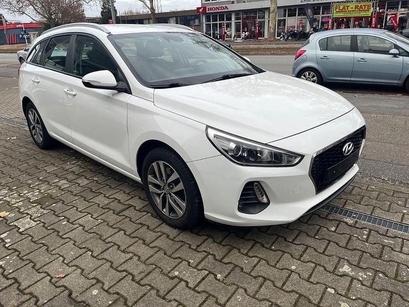 Gebraucht Hyundai i30 Style 140 PS (102 kW) 2018 Weiß Limousine