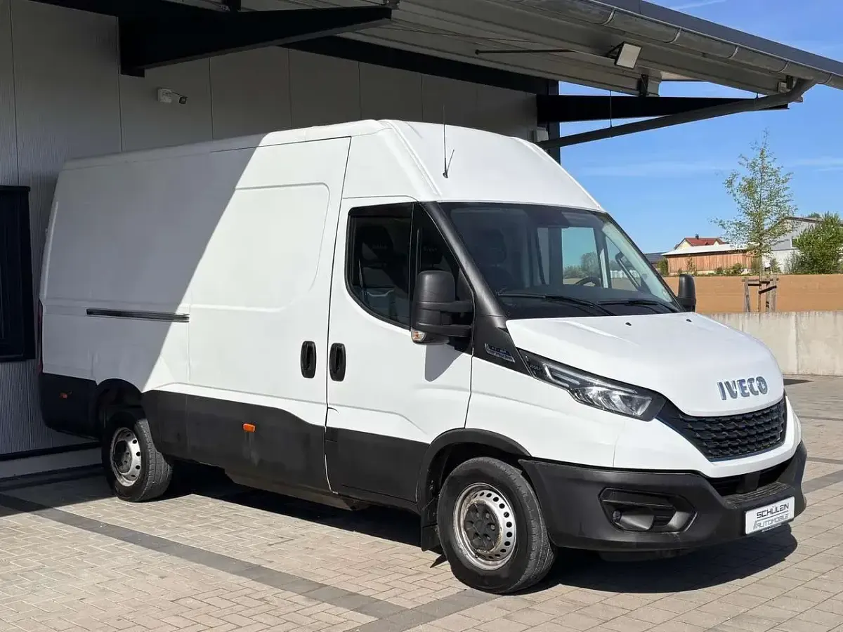 Second-hand Iveco Daily 136 CP (100 kW) 2021 Alb Monovolum