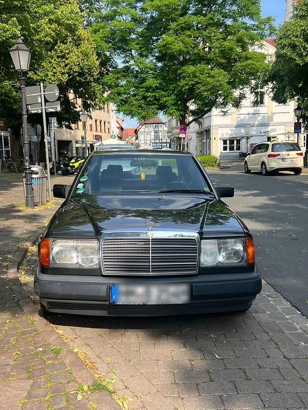 Grün Gebraucht 1991 Mercedes 300 Limousine | 4.500 € - Bild 1/4