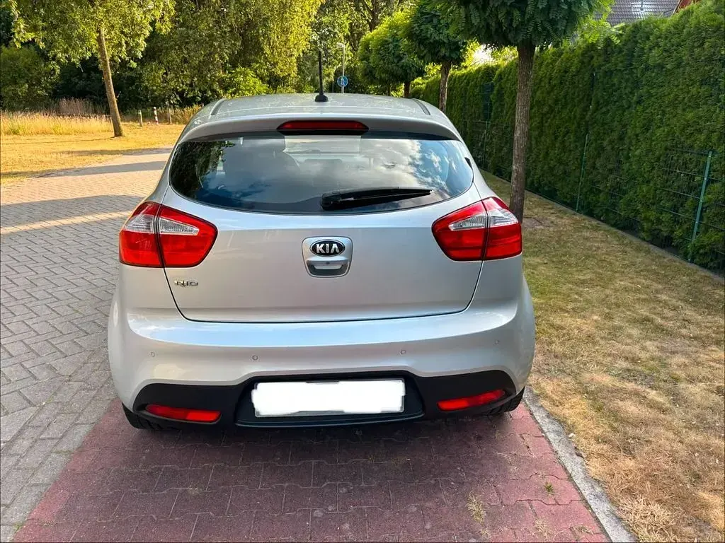 Gebraucht Kia Rio Edition 7 86 PS (63 kW) 2013 Silber Limousine