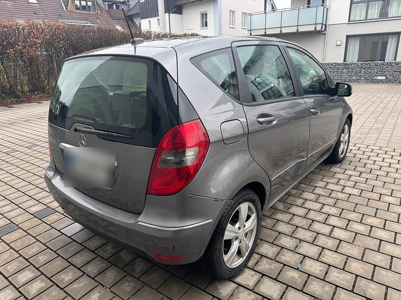 Gebraucht Mercedes A180 109 PS (80 kW) 2011 Andere farben Kleinwagen