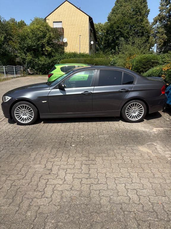 Grau Gebraucht 2005 BMW 318 Limousine | 6.000 € - Bild 1/4