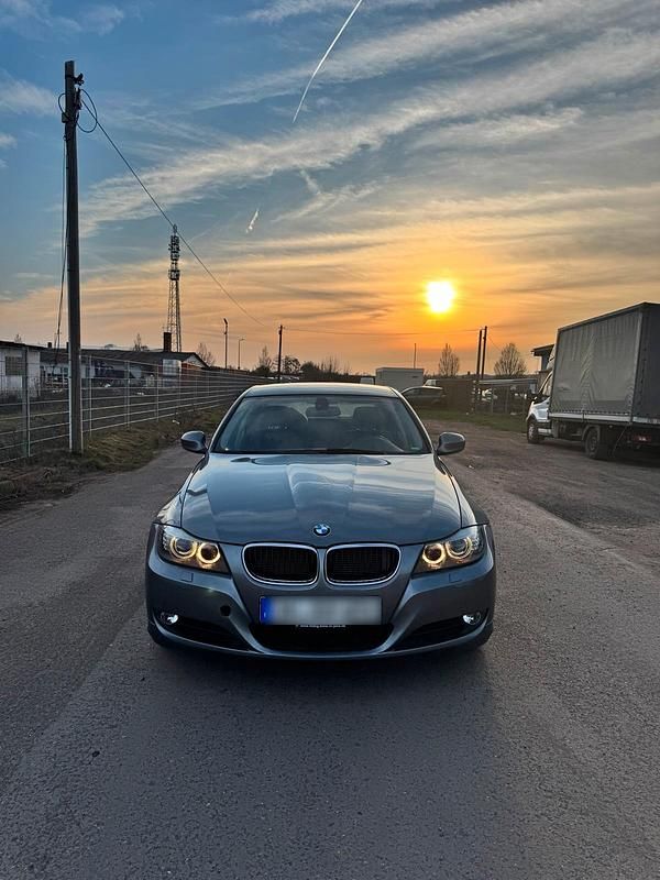 Gebraucht BMW 318 143 PS (105 kW) 2011 Grau Limousine