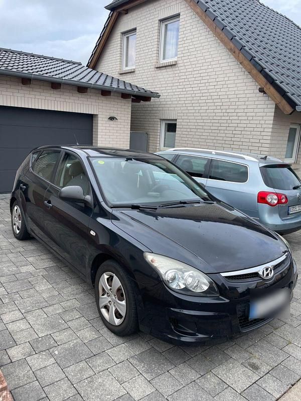 Schwarz Gebraucht 2009 Hyundai i30 Classic Limousine | 1.999 € (Guter Preis) - Bild 1/4