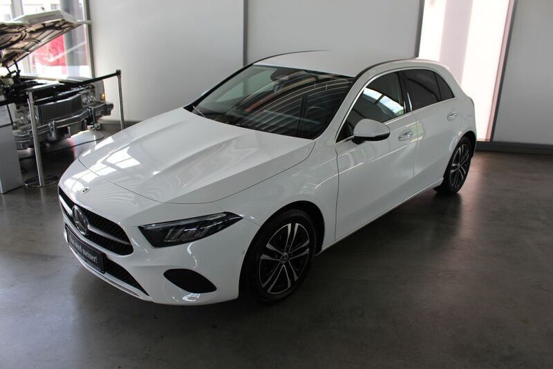 Weiß , polarweiß Gebraucht 2023 Mercedes A200 Progressive Limousine | 29.890 € (Fairer Preis) - Bild 1/4