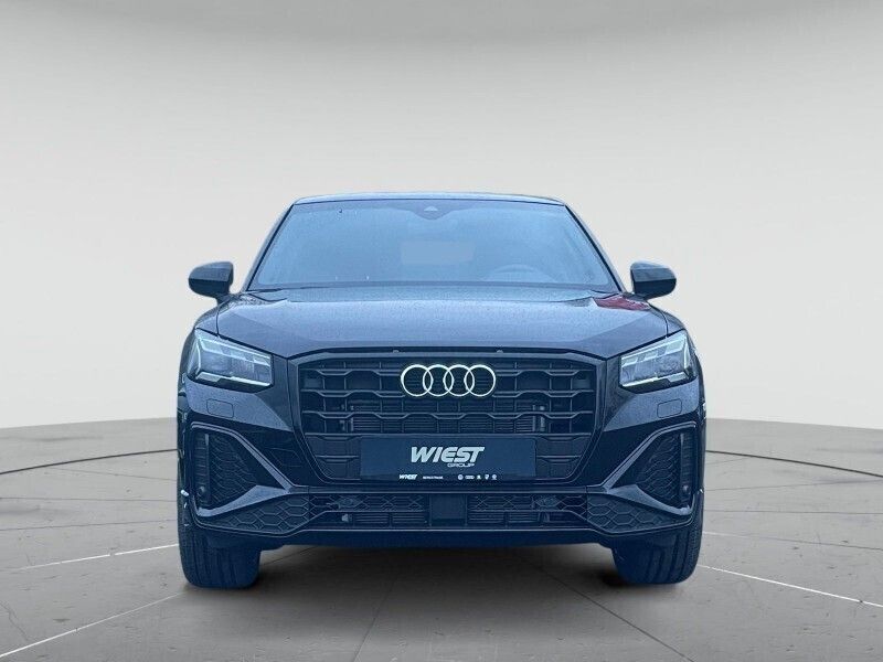 Mythosschwarz metallic Neu 2025 Audi Q2 S-Line SUV | 52.390 € - Bild 1/4