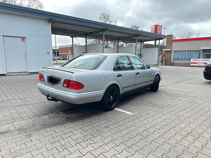 Gebraucht Mercedes E200 136 PS (100 kW) 1996 Silber Limousine