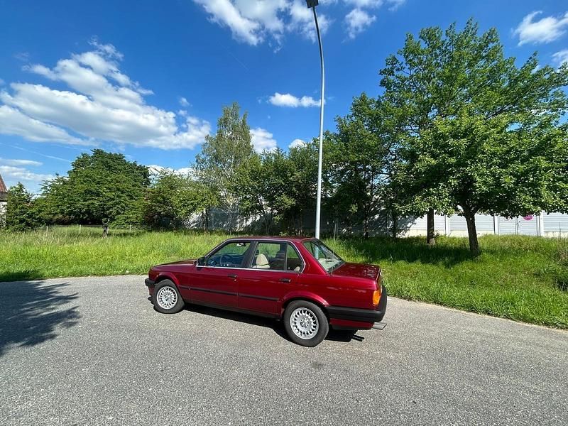 Używany BMW 320 129 KM (94 kW) 1990 Czerwony Sedan/Limuzyna