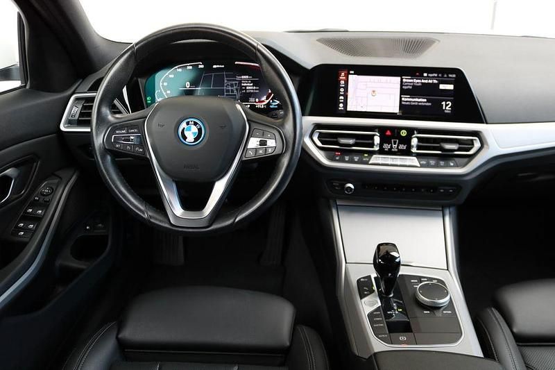 Gebraucht BMW 330e Advantage 292 PS (214 kW) 2021 Weiß Kombi