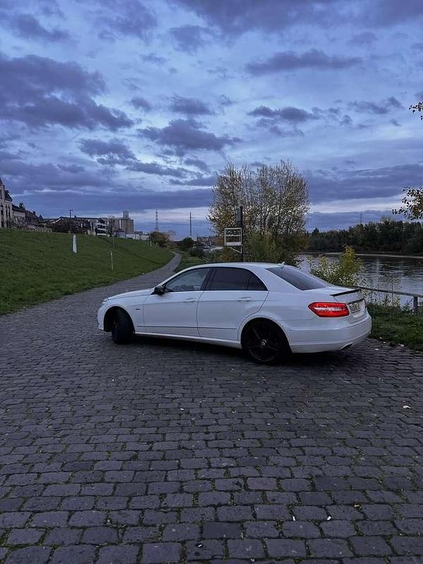 Gebraucht Mercedes E220 Elegance 170 PS (125 kW) 2011 Weiß Limousine