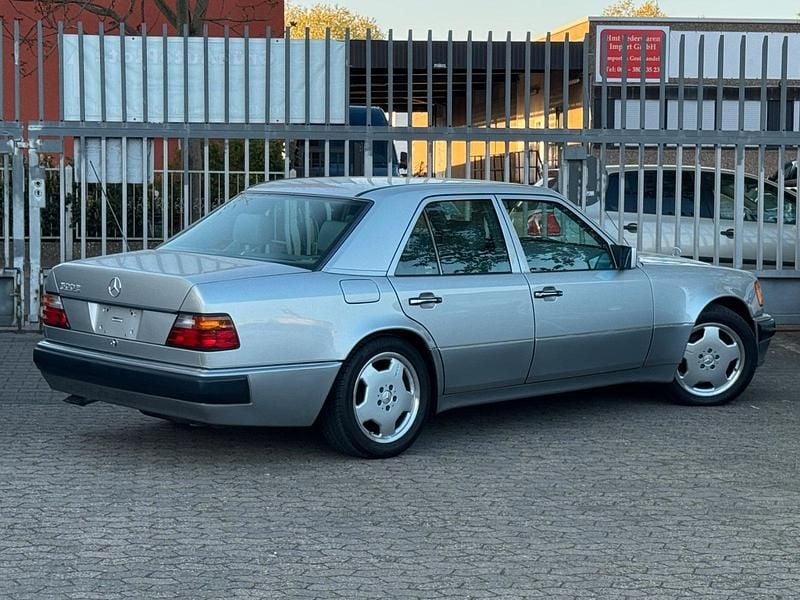 Używany Mercedes E500 320 KM (235 kW) 1993 Srebrny Sedan/Limuzyna