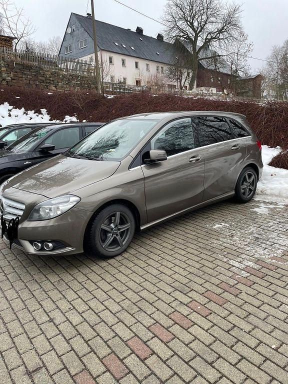 Grau Gebraucht 2013 Mercedes B200 Van / Kleinbus | 7.325 € (Superpreis) - Bild 1/4
