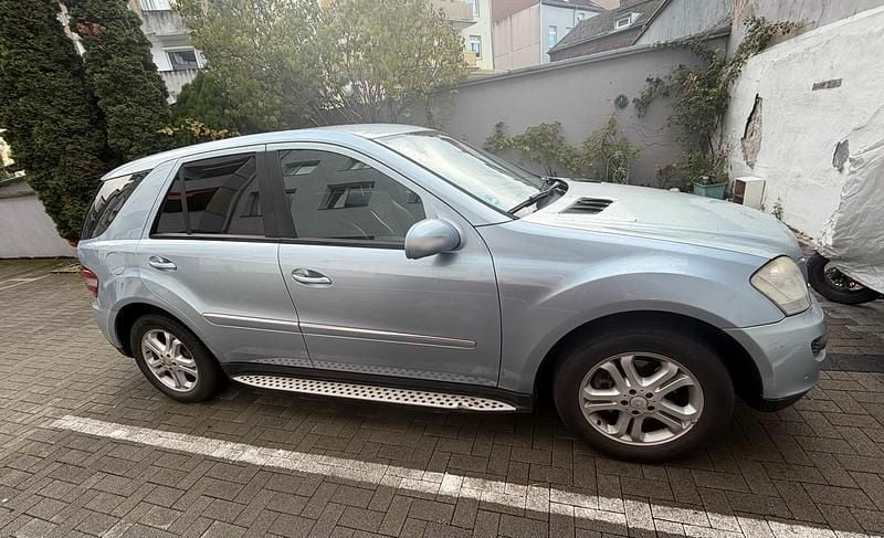 Gebraucht Mercedes ML350 272 PS (200 kW) 2007 Blau SUV