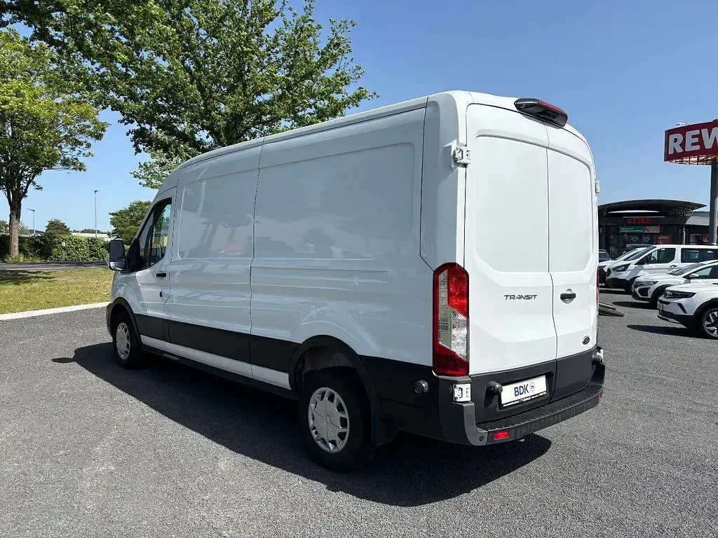 Gebraucht Ford Transit Trend 131 PS (96 kW) 2022 Weiß Van / Kleinbus