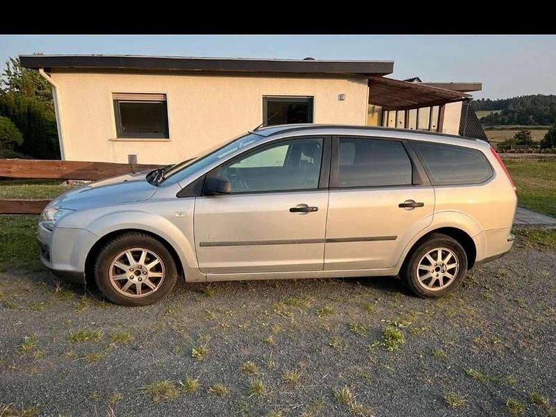 Grau Gebraucht 2005 Ford Focus Kombi | 1.350 € (Guter Preis) - Bild 1/4