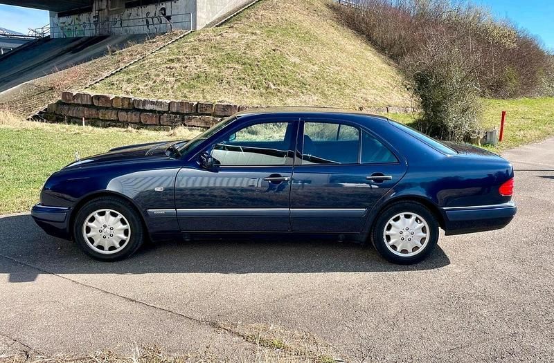 Gebraucht Mercedes E300 Elegance 177 PS (130 kW) 1999 Blau Limousine