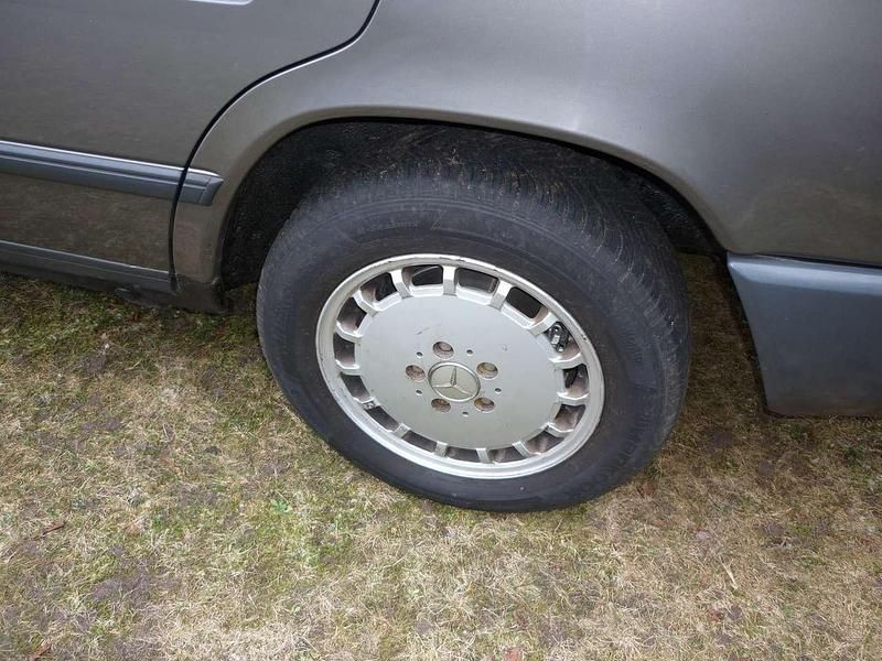 Gebraucht Mercedes 300 109 PS (80 kW) 1988 Grau Limousine