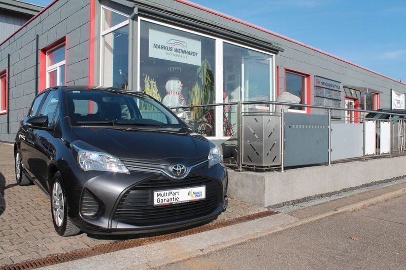 Grau Gebraucht 2014 Toyota Yaris Limousine | 8.202 € (Fairer Preis) - Bild 1/4